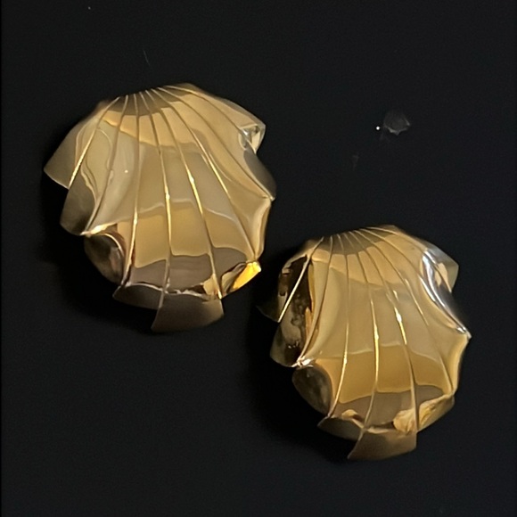 Y2K Givenchy Shiny Gold Plated Etched Abstract Runway Clip Earrings - Picture 9 of 15